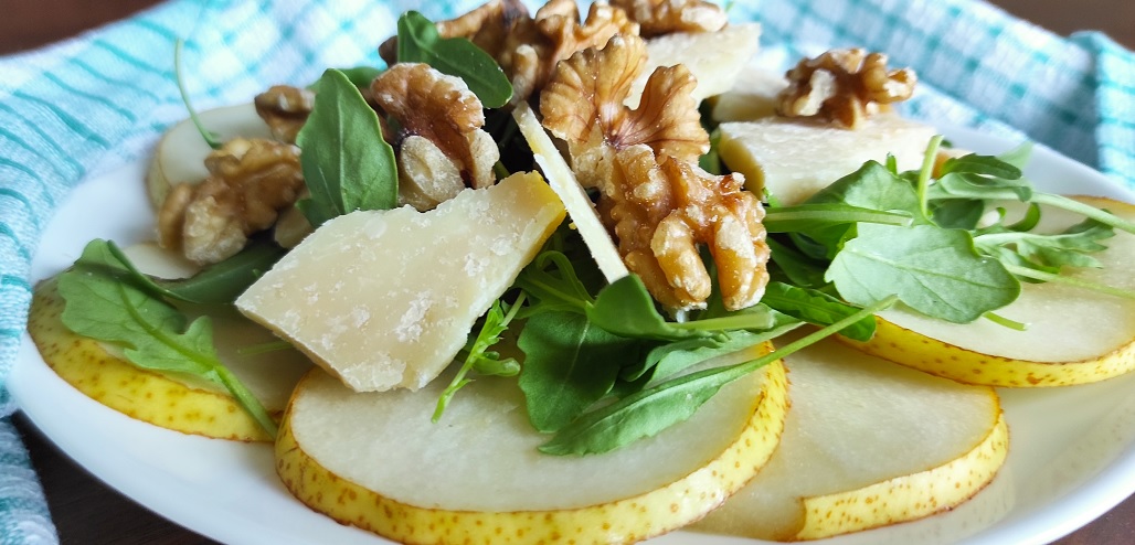 Carpaccio di pere, parmigiano, rucola e noci